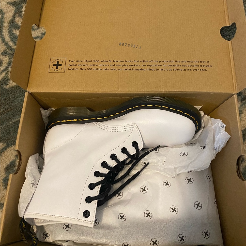 WHITE DOC MARTENS - Picture 2 of 5
